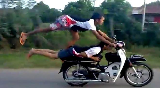 Trick-uri la dublu pe un moped