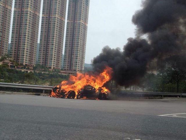 Un Ferrari F430 si-a dat suflul pe o autostrada din Hong Kong
