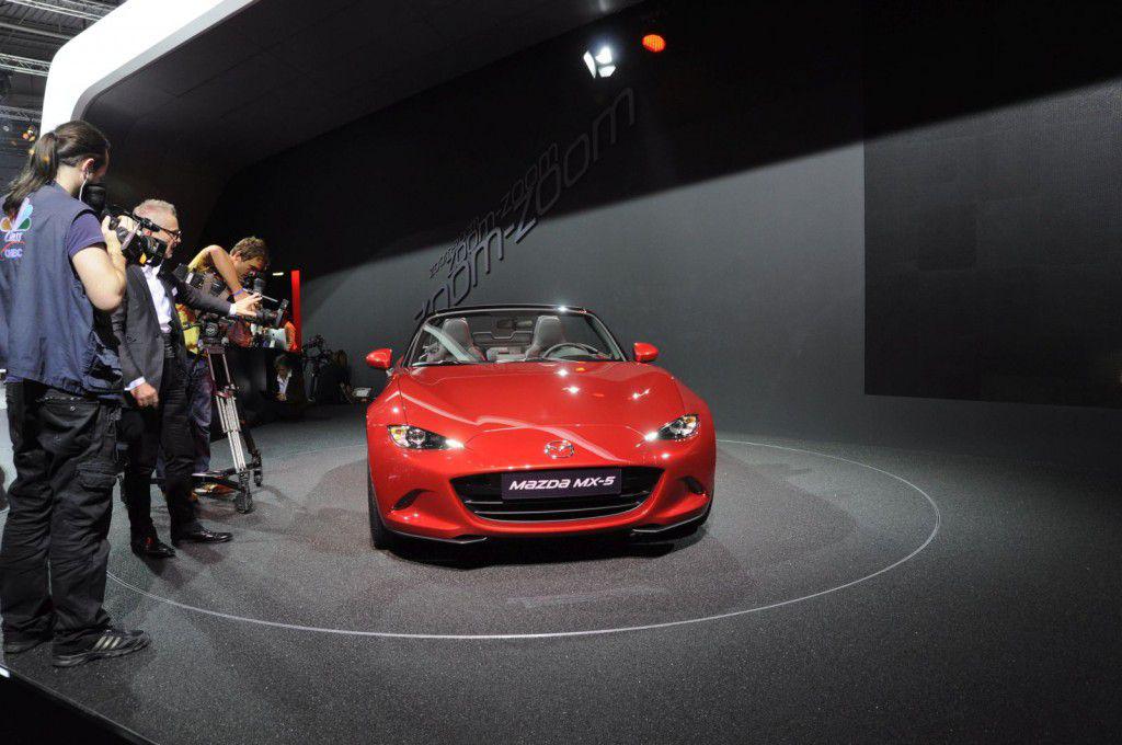 PARIS LIVE – Standul Mazda – Noul MX-5 face deliciul tuturor