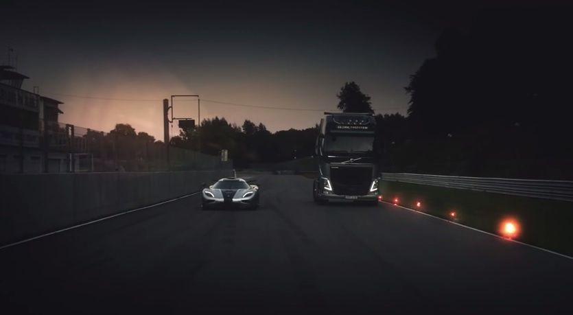 Koenigsegg One:1 fata in fata cu un camion Volvo