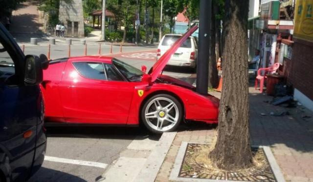 Intalnire De Gradul 3 Intre Un Ferrari Enzo È™i Un Stalp Headline È™tiri Auto Bild