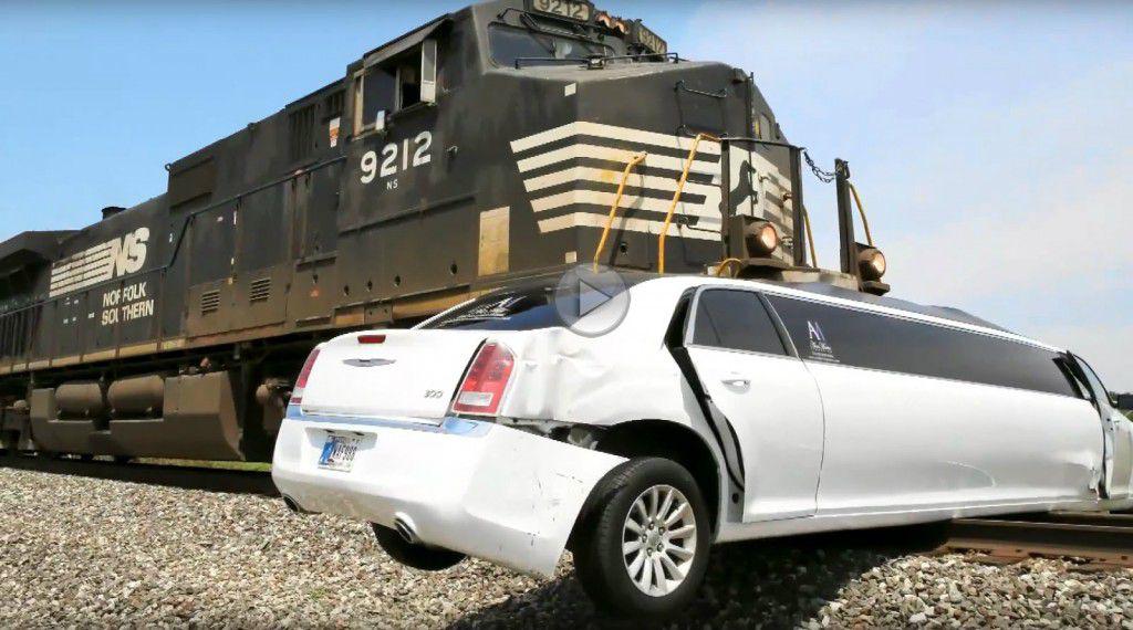 Accident spectaculos între o limuzină și un tren