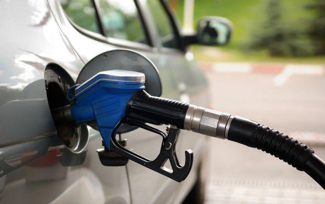 Benzina este mai scumpă ca în 2008, deși prețul barilului este de trei ori mai mic