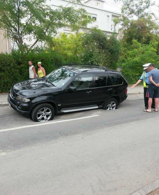 Un șofer din România și-a găsit SUV-ul îngropat în asfalt. Iată ce s-a întâmplat