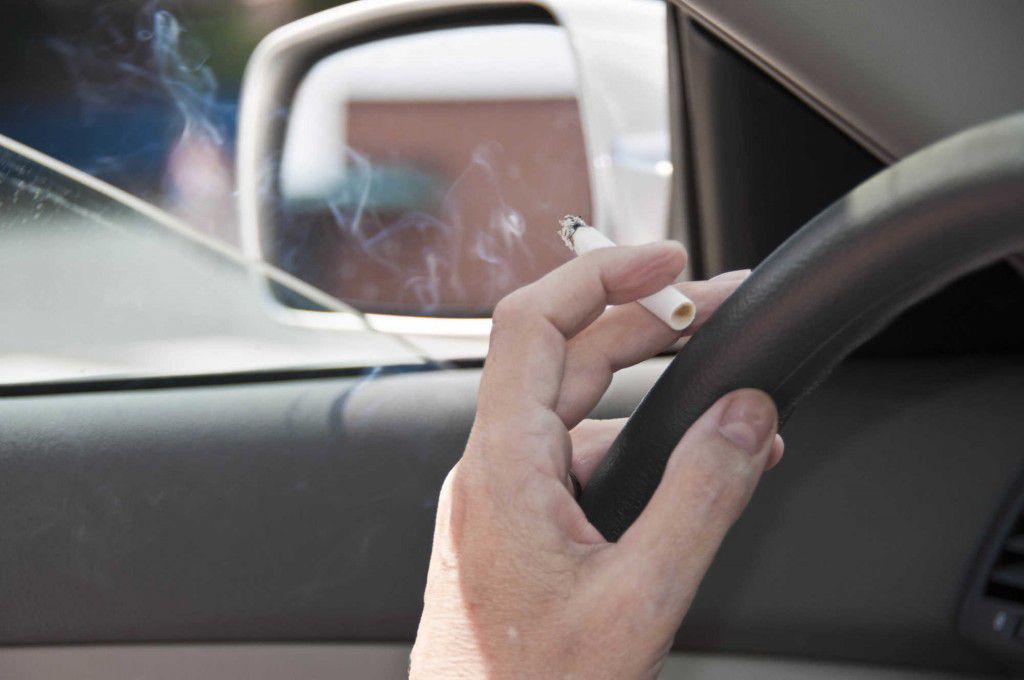 Fumatul în mașină provoacă daune nu doar asupra sănătății ocupanților, ci și asupra vehiculului