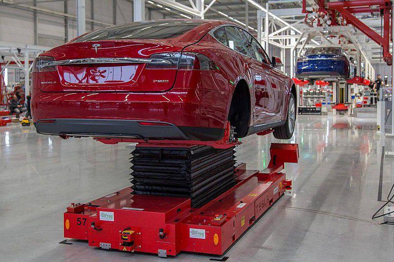 Tesla își deschide prima uzină din Europa