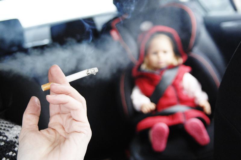 Fumatul în mașină în prezența minorilor ar putea fi interzis