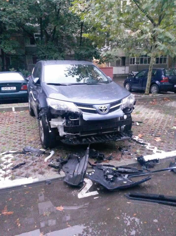 România: O Toyota RAV4 a fost devorată de o haită de câini