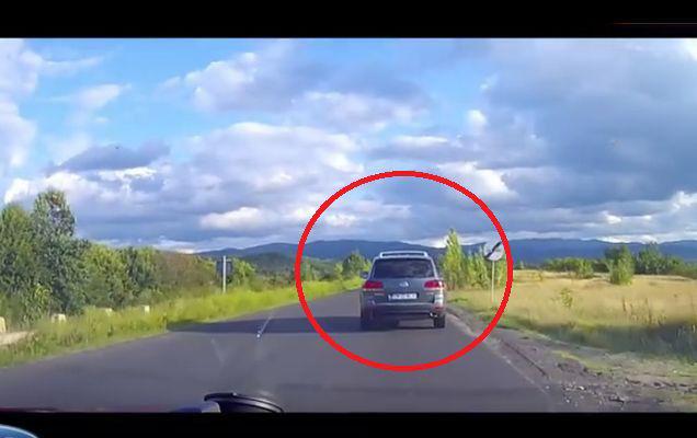 Ce e în mintea acestui șofer? Uite cum merge pe șoselele din România! | VIDEO