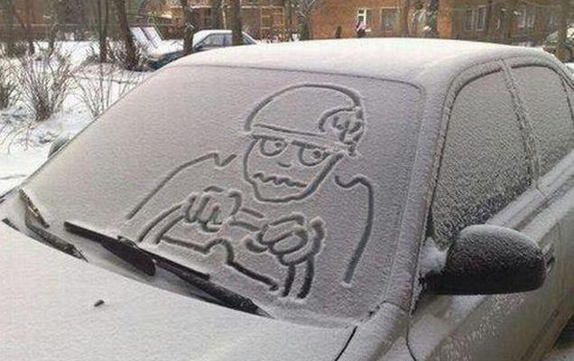 Cele Mai Amuzante Desene Pe Mașini Acoperite Cu Zăpadă Foto