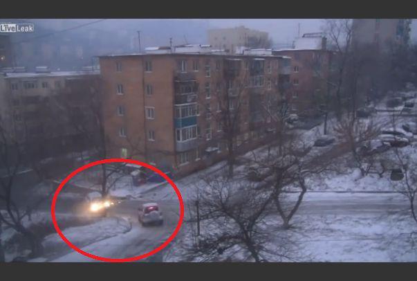 În Rusia a venit deja iarna! Iată ce au pățit șoferii dintr-un oraș de provincie! | VIDEO
