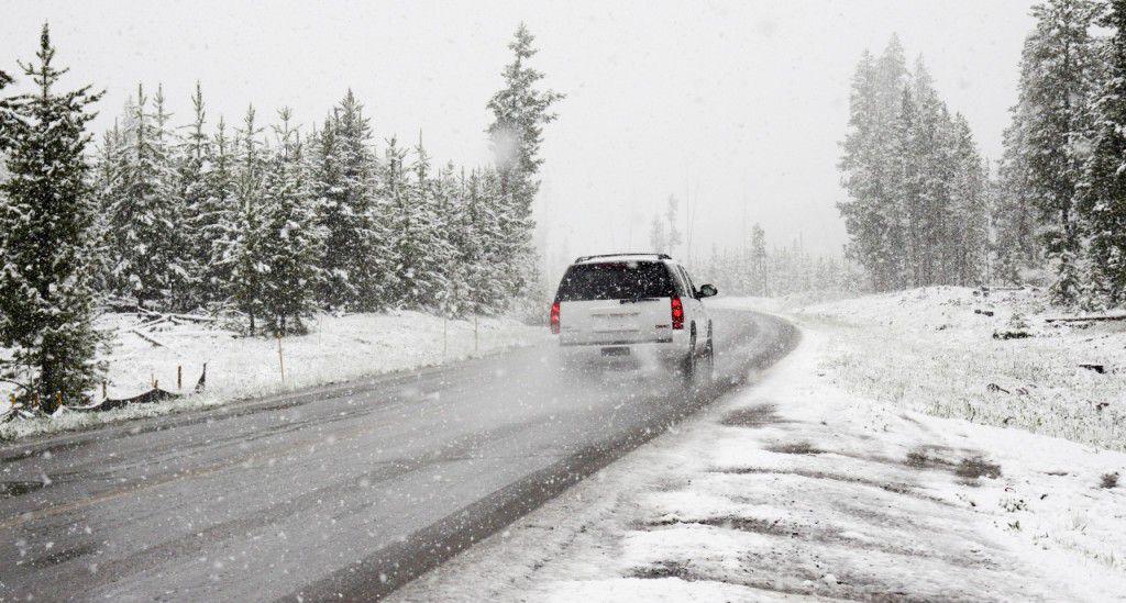 Pe mai multe drumuri din țară se circulă în condiții de iarnă