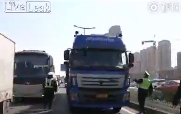 Ce tupeu pe el! Șoferul unui camion a vrut să dea cu vehiculul peste trei polițiști! | VIDEO