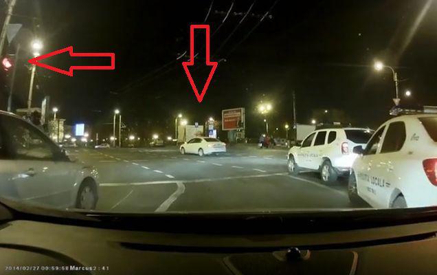 Se întâmplă în România! A trecut pe roșu, deși lângă el erau două mașini de poliție. Ce au făcut apoi oamenii legii? | VIDEO