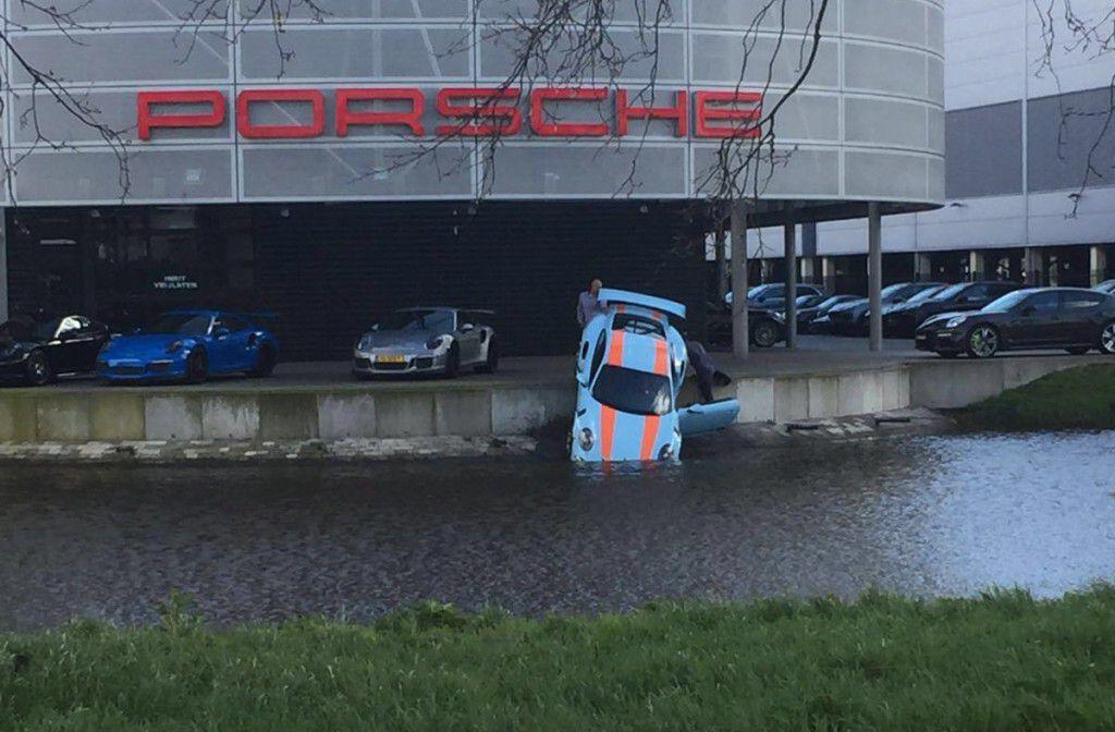Atenție, Porsche la apă!