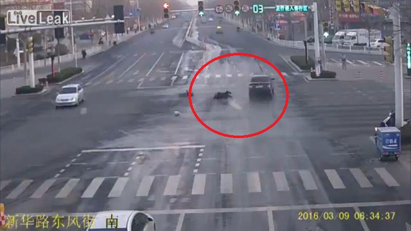 Ce indiferență! Ce s-a întâmplat cu un scuterist, lovit de o mașină în China! | VIDEO