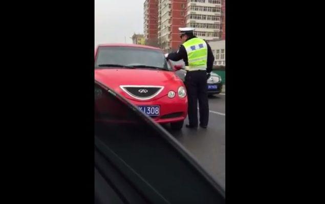 Cum a scăpat un șofer de polițiști în Beijing! Oamenii legii au rămas mască! | VIDEO