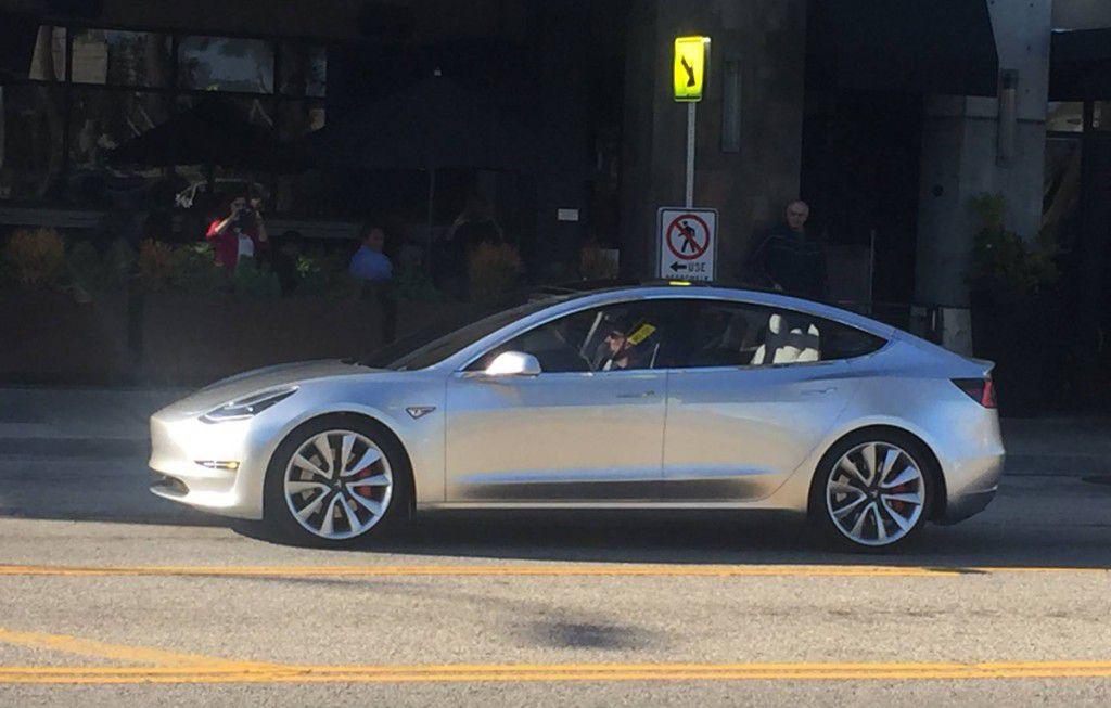 Tesla Model 3 – Imagini surprinse pe șosea