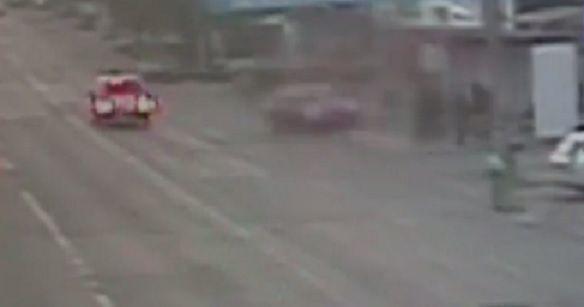 VIDEO: Accident grav în Brăila. Un vehicul a intrat în plin într-un grup de oameni aflați într-o stație de autobuz