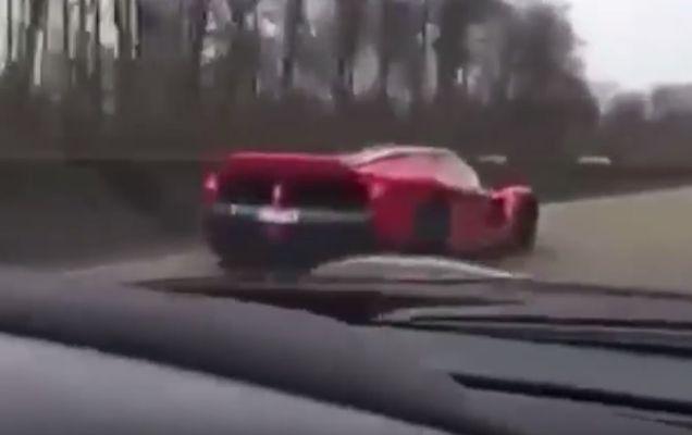 Duel pe autostradă între un LaFerrari și un Ferrari F12 | VIDEO