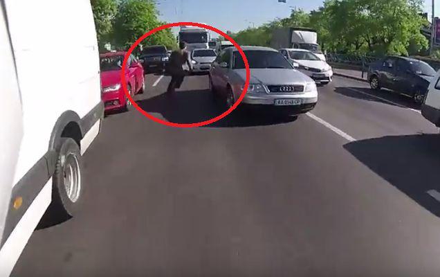 Un motociclist a ajuns erou național după un gest făcut în trafic | VIDEO