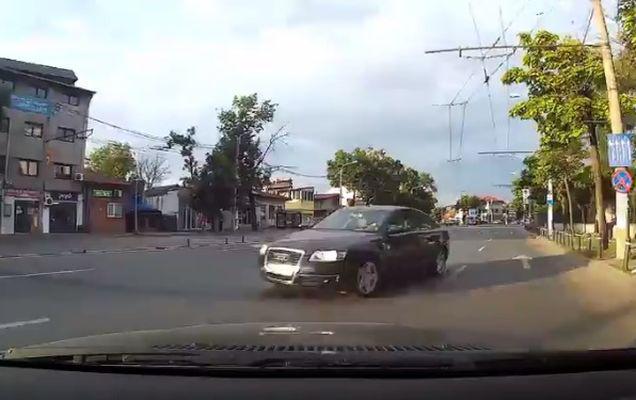 De necrezut cum au judecat asiguratorii un accident de circulație, după ce un șofer a fost lovit de o mașină care circula pe contrasens! | VIDEO