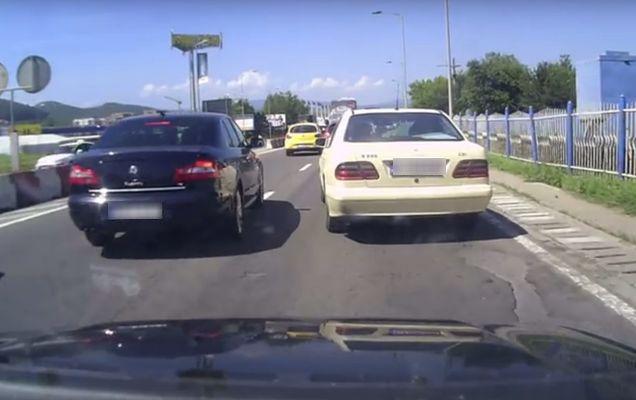 Doi șoferi români s-au șicanat în trafic! S-au înjurat, s-au amenințat și au fost aproape de a provoca un accident | VIDEO