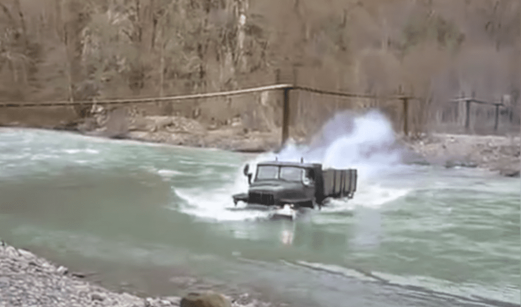 Camioanele rusești nu au nevoie de poduri! Iată cum trec prin râuri adânci (VIDEO)