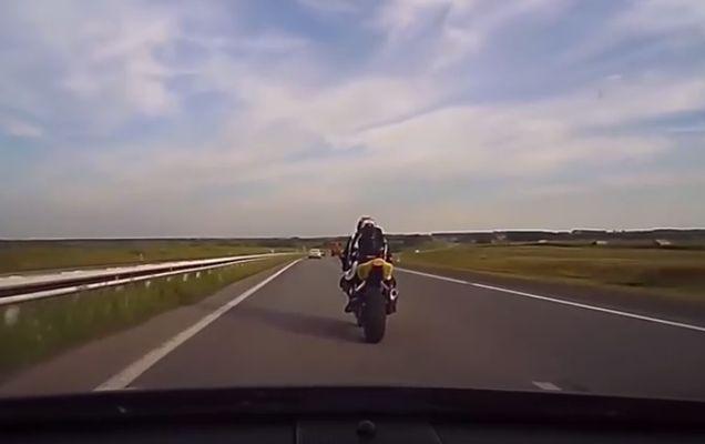 Un Road Rage s-a terminat prost pentru un motociclist | VIDEO
