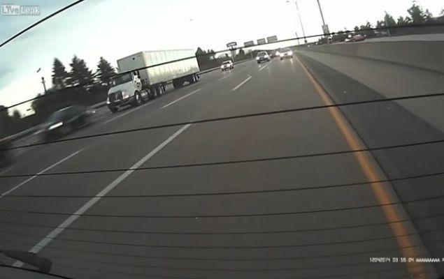 Devastator! Ce se întâmplă când un TIR rămâne fără frâne pe autostradă | VIDEO