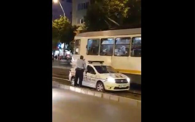 De necrezut! O mașină de poliție a rămas blocată pe o linie de tramvai din București! | VIDEO