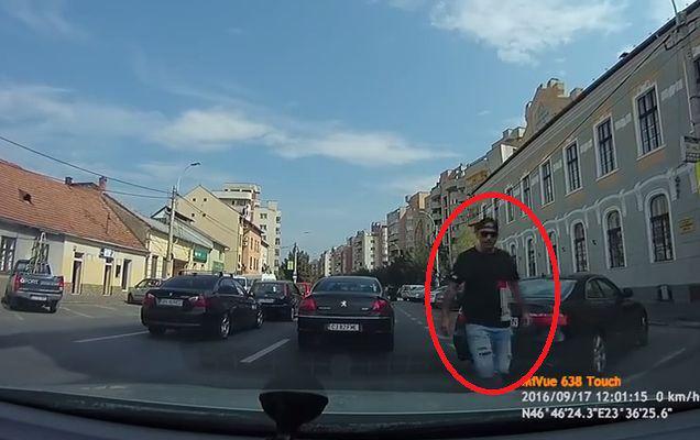 Road Rage de Ardeal! S-a dat jos la un alt șofer și a început să dea cu picioarele în mașină | VIDEO
