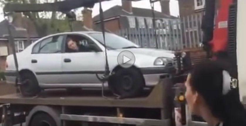 Așa nu! Un britanic a încercat să-și recupereze mașina de pe trailer, dar a ajuns de râsul lumii