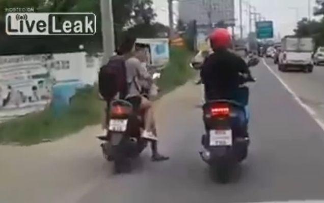 Cum se termină un road rage pe scuter? | VIDEO