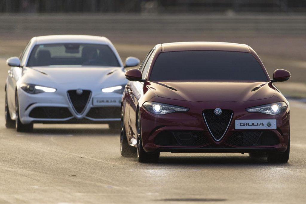 Alfa Romeo Giulia parcurge circuitul de la Silverstone. Pilotul a mizat doar pe al șaselea simț