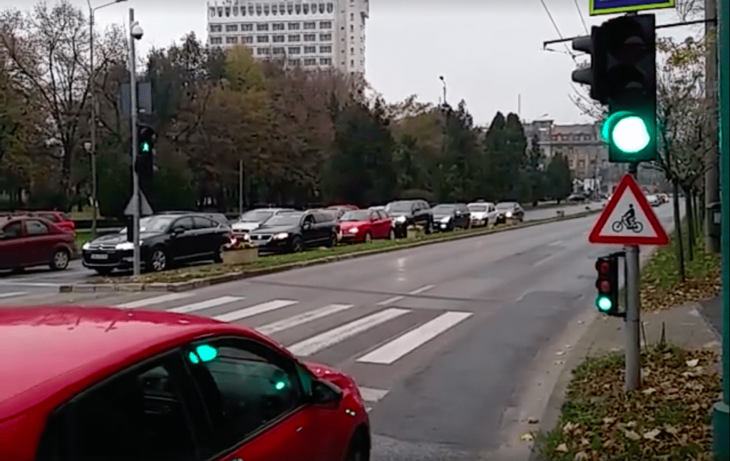 Timișoara: semaforul care arată verde pentru mașini și pietoni, în același timp (video)
