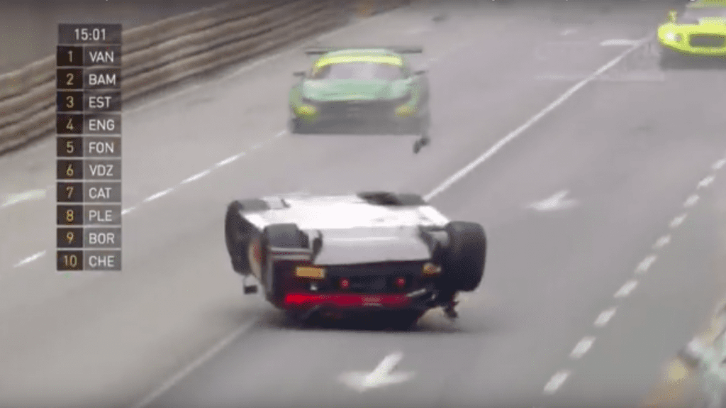 S-a răsturnat, dar a caștigat cursa pe plafonul mașinii (video)