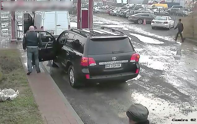 Road rage în Rusia! Un șofer s-a dat jos și i-a tras un pumn, fără să știe că rivalul avea la el un… pistol. Ce a urmat | VIDEO
