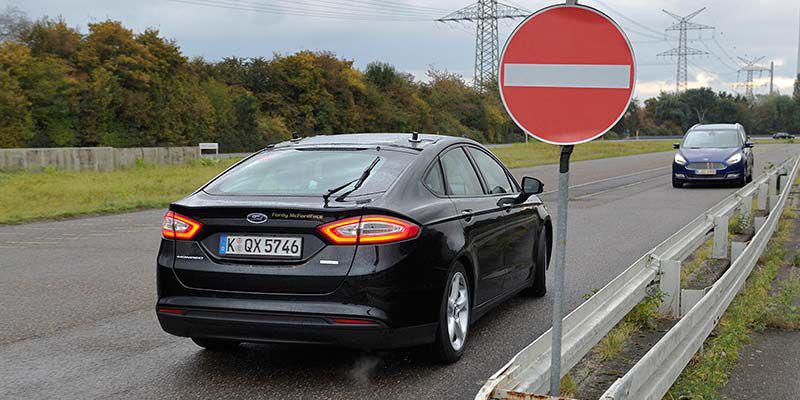 Ford lansează o tehnologie pentru evitarea conducerii pe contrasens pe autostradă