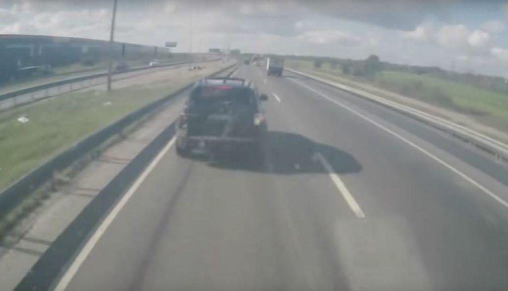 Șoferul unui TIR și-a pierdut cumpătul. Iată de ce nu e bine să te pui cu un TIR-ist! | VIDEO