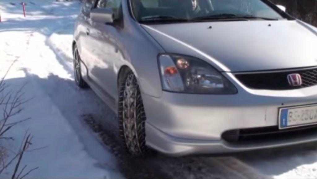 Cele mai tari lanturi: cu ele, un Civic scoate un SUV din zăpadă!