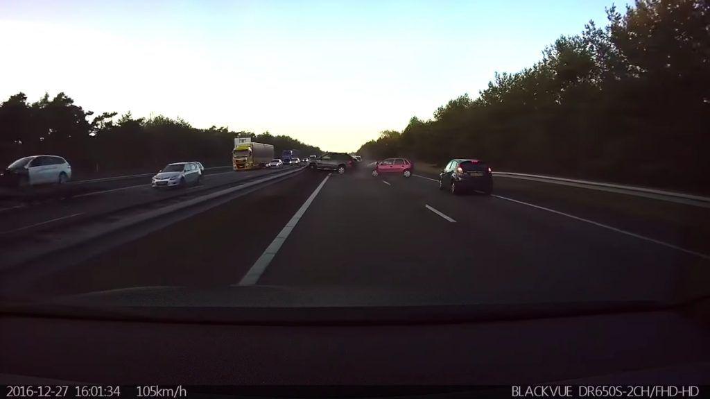 Tesla Autopilot evită un accident înainte ca șoferul să realizeze că se va produce (video)