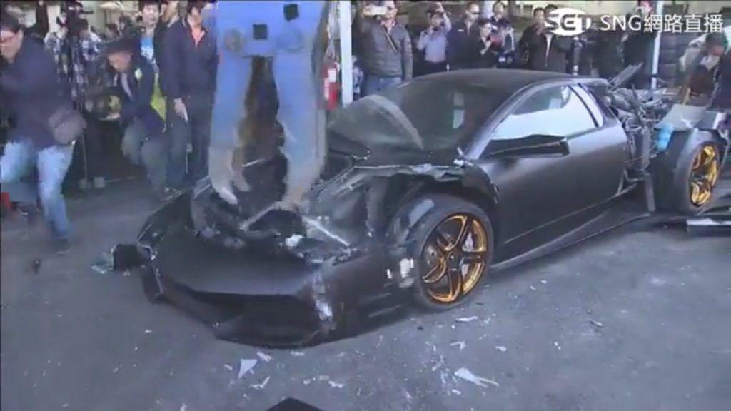 Un Lamborghini Murcielago a fost distrus de autorități pentru că a fost importat ilegal (video)
