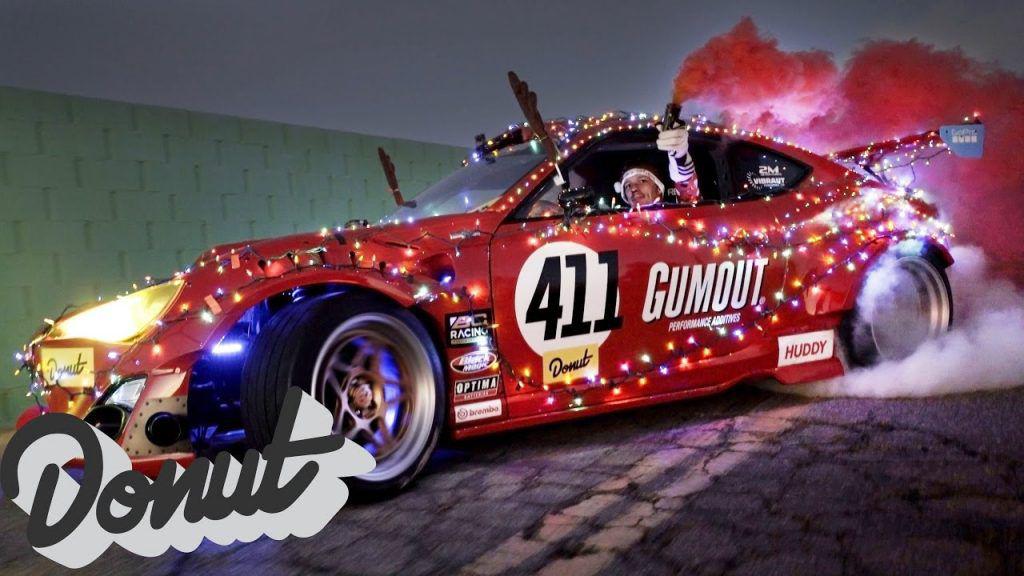 Cea mai nebună sanie a lui Moș Crăciun: Toyota GT86 cu motor de Ferrari. Îmbrăcată în luminițe, desigur!