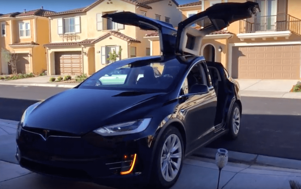 Tesla a primit un update special de sărbători – cântă, luminează și aproape că dansează (video)