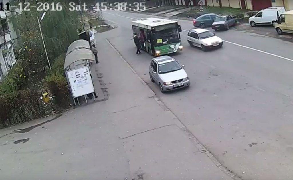 Un șofer din România a provocat un accident și și-a văzut de drum | VIDEO