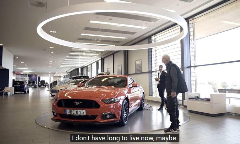 Cine mai e ca el? Un suedez conduce un Mustang cu motor V8 la 97 de ani | VIDEO