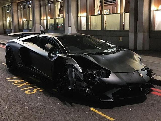 Prea mult Need for Speed: un posesor de Lamborghini Aventador SV din Londra se angajează într-o cursă ilegală și face accident (VIDEO)