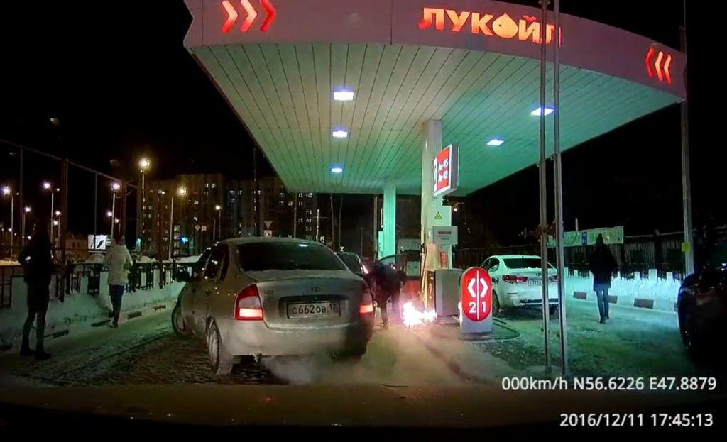 Un șofer a dat foc unei pompe de combustibil într-o benzinărie! Ce a urmat! | VIDEO