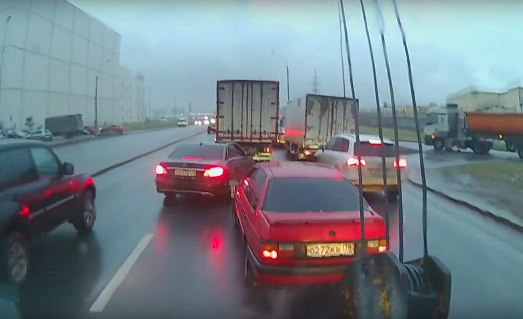 Road Rage cu piper! Ce i-a făcut un rus unui “rival” în trafic! | VIDEO
